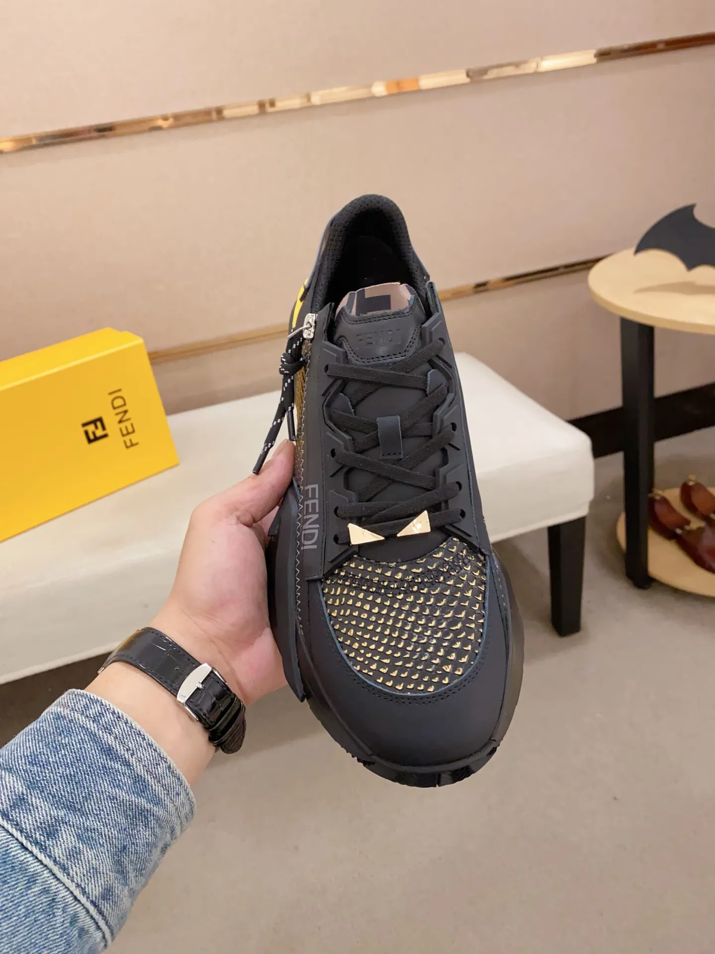 Men's shoes💰: 540💰(Higher version) [Fendi] Fendi's latest casual shoes for men! Available at counters simultaneously! A one-to-one replica of the original. Made entirely of imported top-grain calfskin, the interior is made of top-grain water-dyed cowhide, and the original factory-supplied rubber outsole. Leading new fashion concepts. Matching code: 38-44. 45 can be customized and non-returnable!